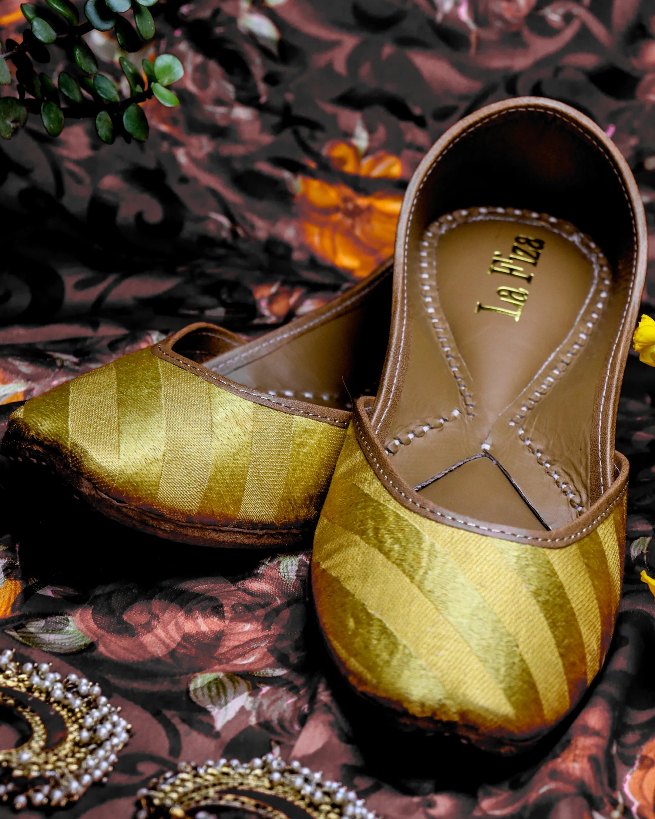 NOORI - Gold Striped Embroidered Jutti