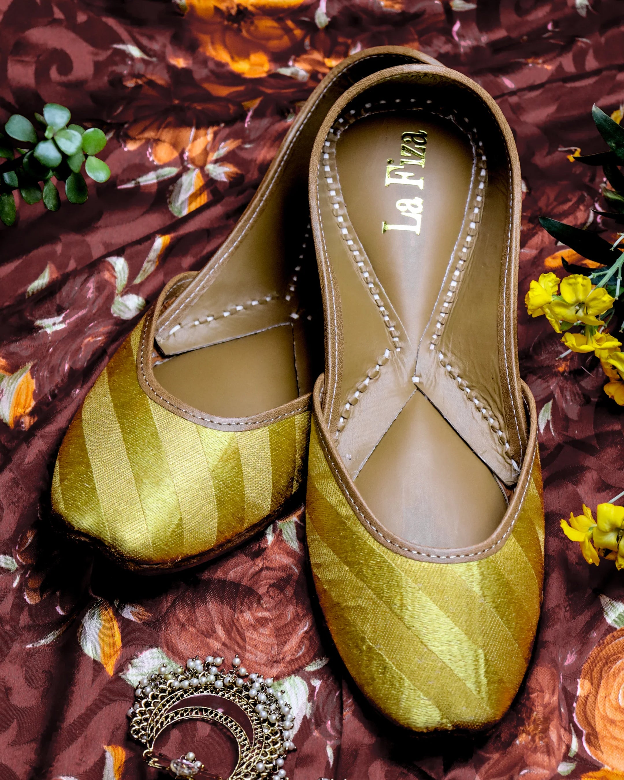 NOORI - Gold Striped Embroidered Jutti