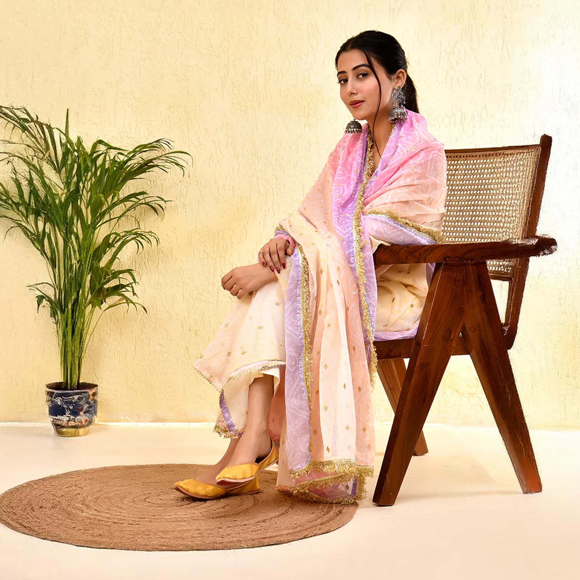 NOORI - Gold Striped Embroidered Jutti